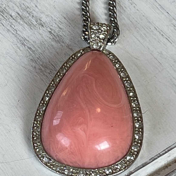 Vtg. Signed Avon Large Teardrop Shape Pendant Necklace - Picture 4 of 5